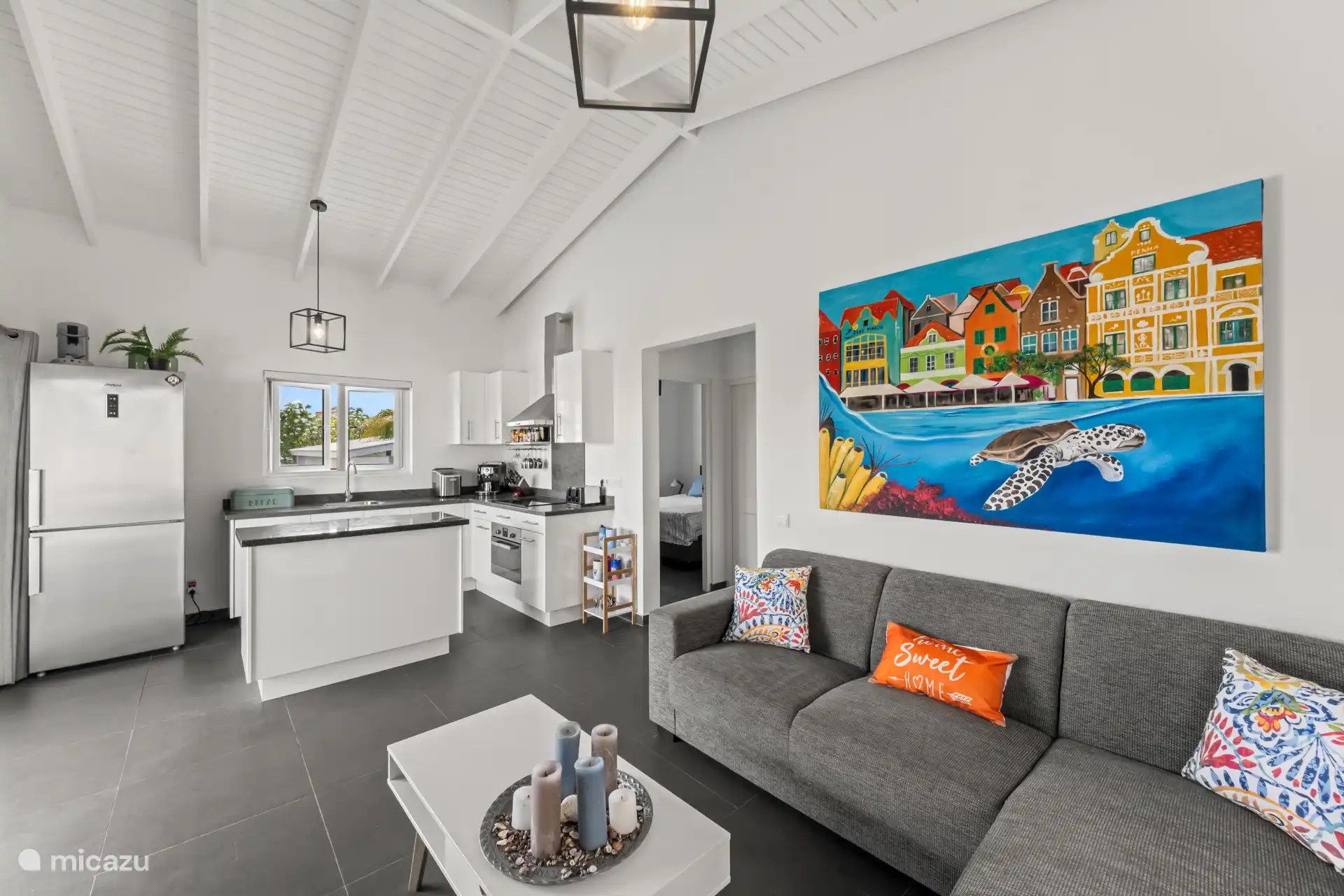 Zitkamer incl TV en open keuken met eiland!
