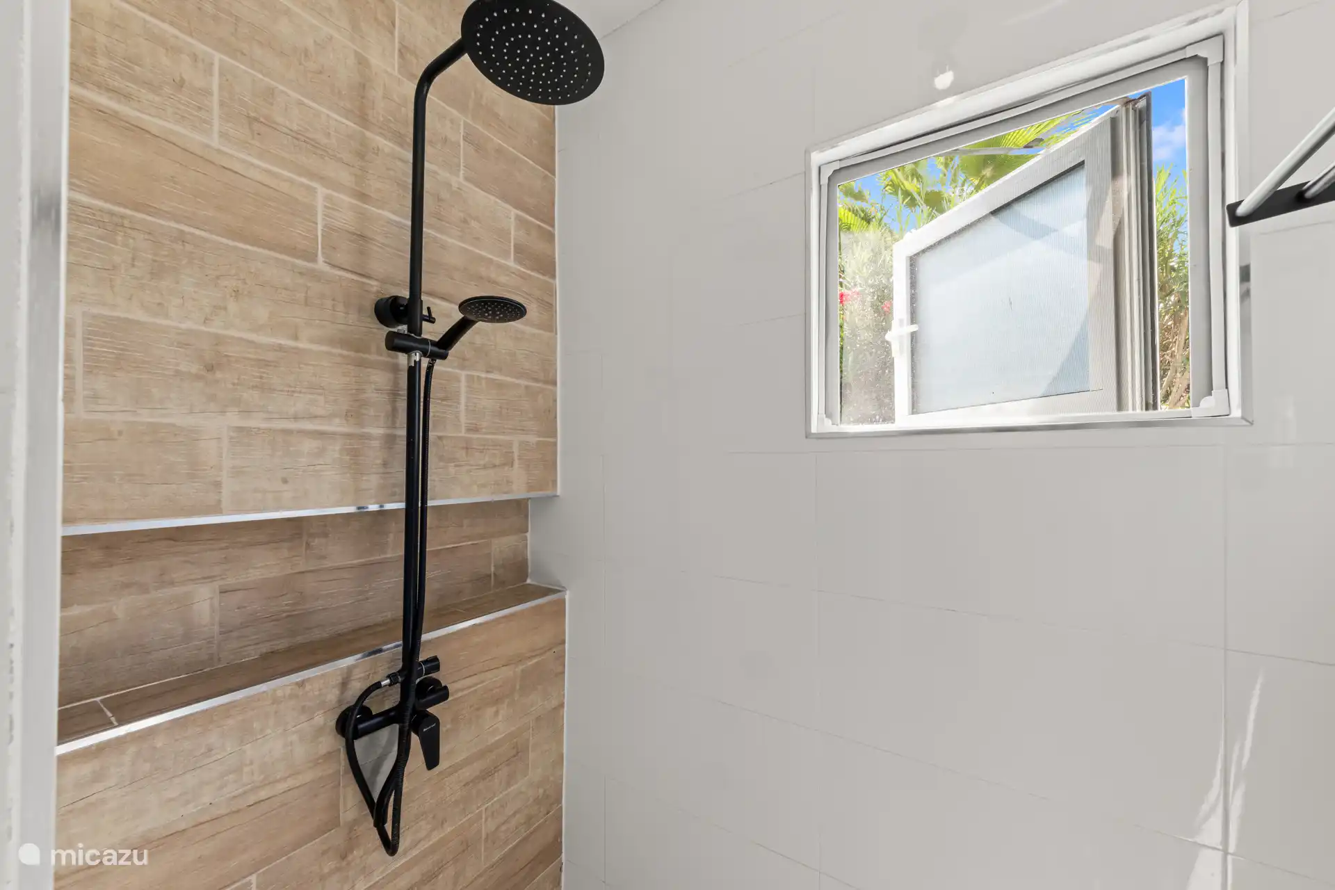 Badkamer met toilet en inloopdouche