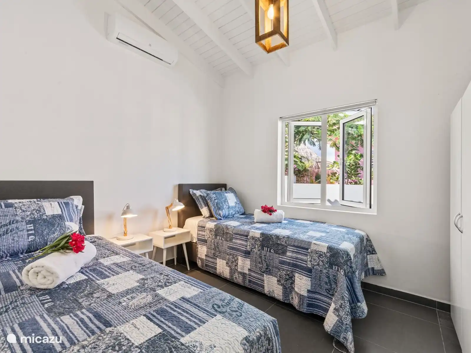 2 bedroom with 2 single beds