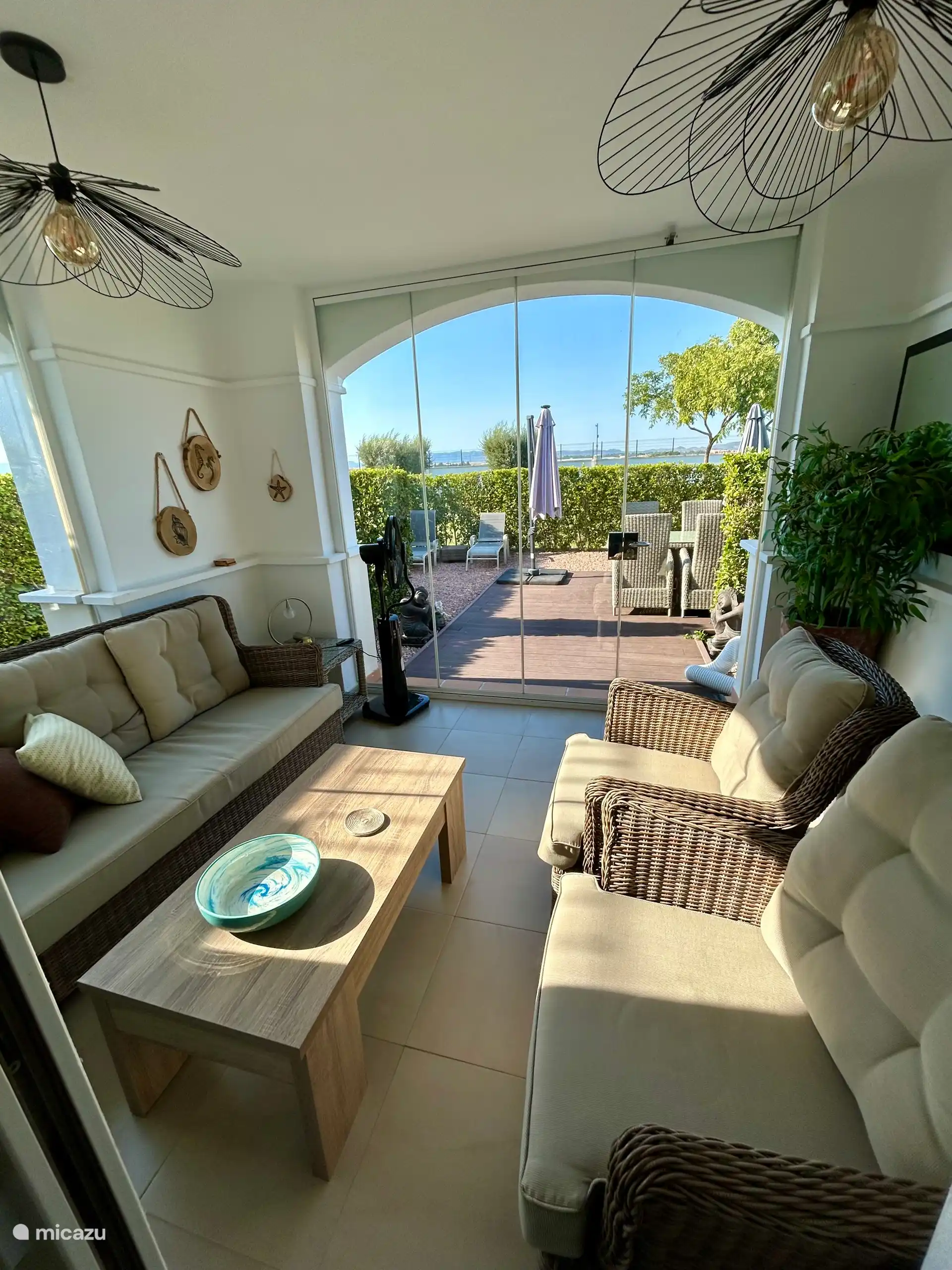 Enjoy the veranda, the table can be folded out into a dining table 