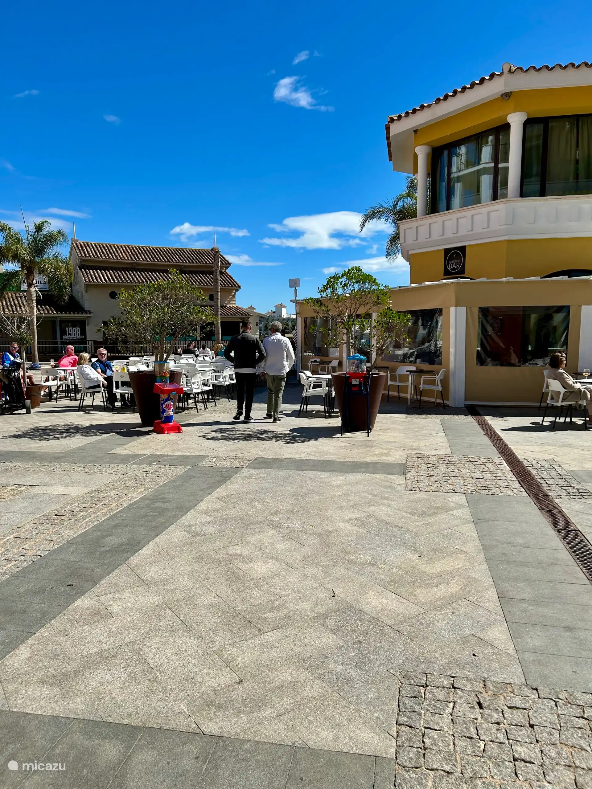 The lively center with terraces, bars and restaurants.