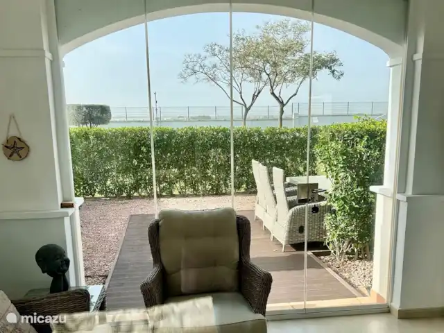 Casa To-r-relax en España, Costa Cálida, Torre Pacheco - casa vacacional Vista desde la terraza al jardín. Las cortinas de cristal se pueden abrir por completo.