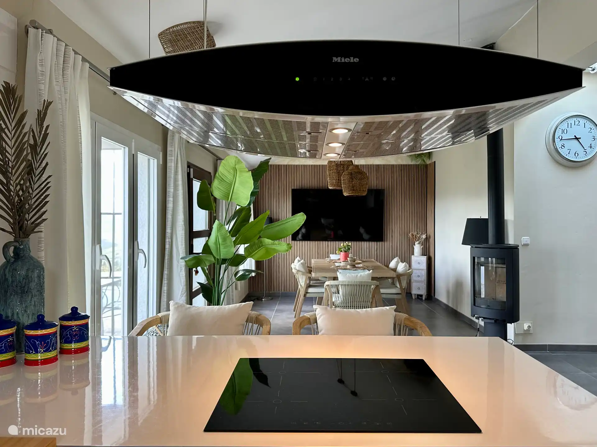 Blick aus der Küche auf den Esstisch, rechts befindet sich der Raum mit Leseecke und Durchgang zum Rest des Hauses.