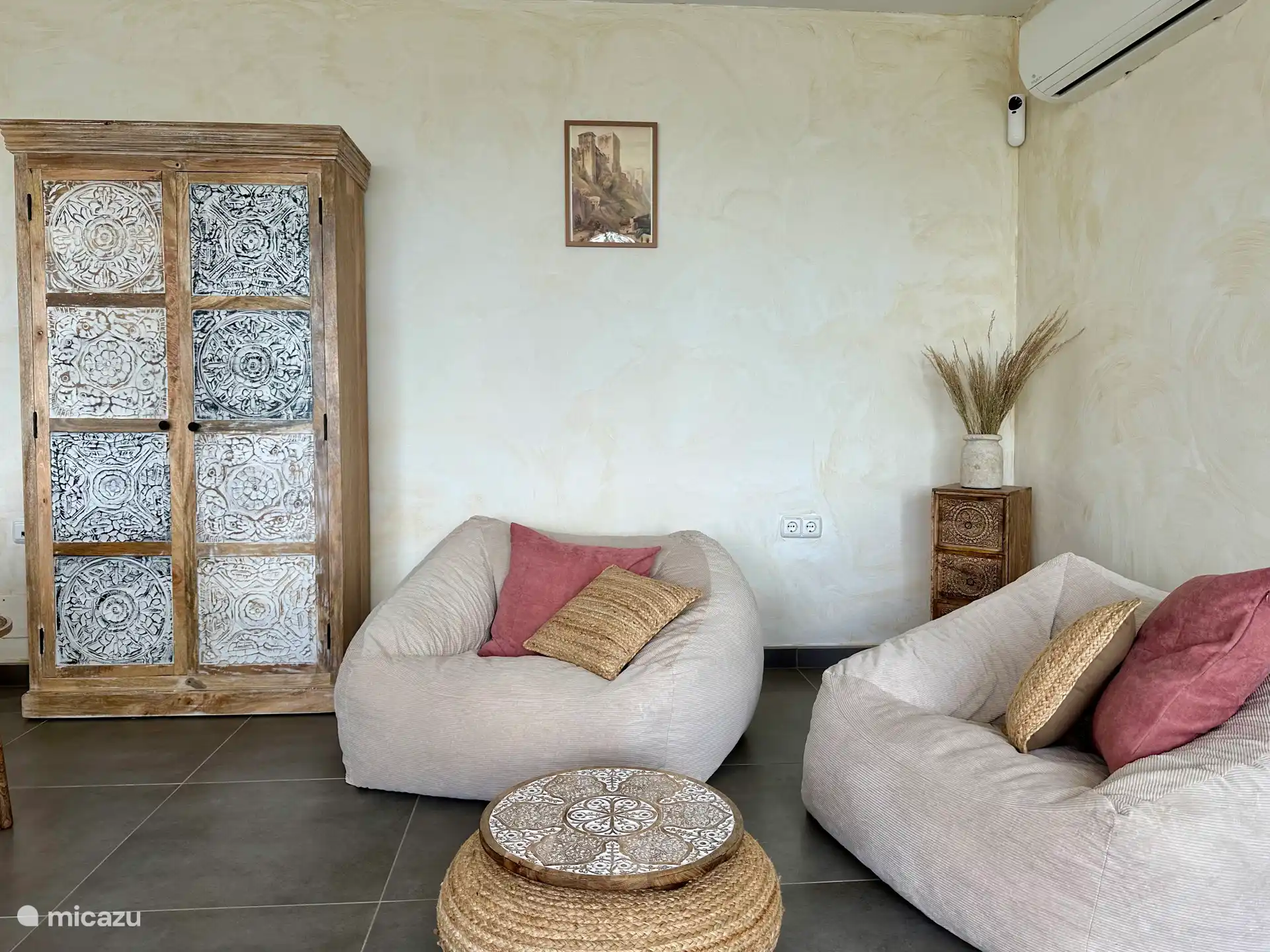 Entspannungsecke bei der Klimaanlage im Wohnzimmer.