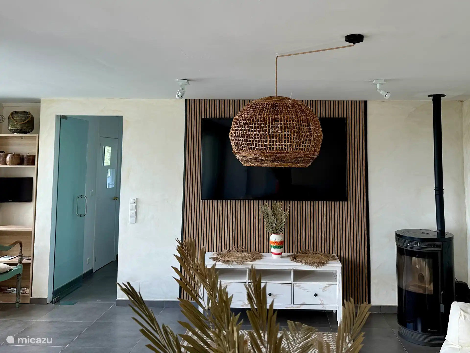 Wohnzimmer von der Entspannungsecke aus gesehen.