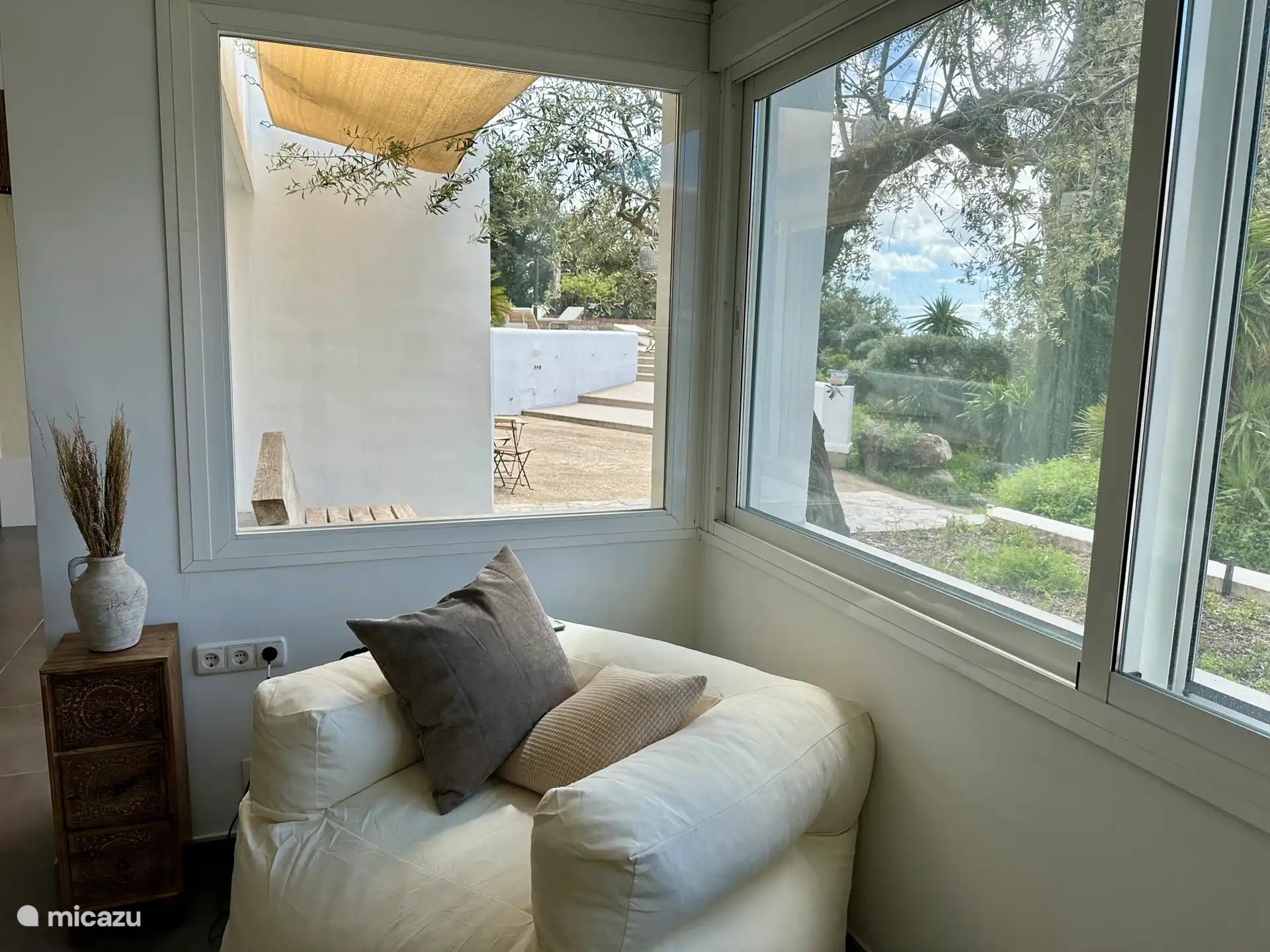 Blick vom Wohnzimmer nach draußen in Richtung Pool.