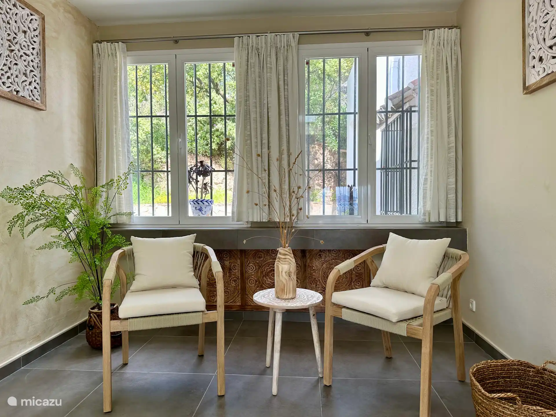 Leseecke/Sitzecke im selben offenen Raum wie die Küche, ein Esstisch.