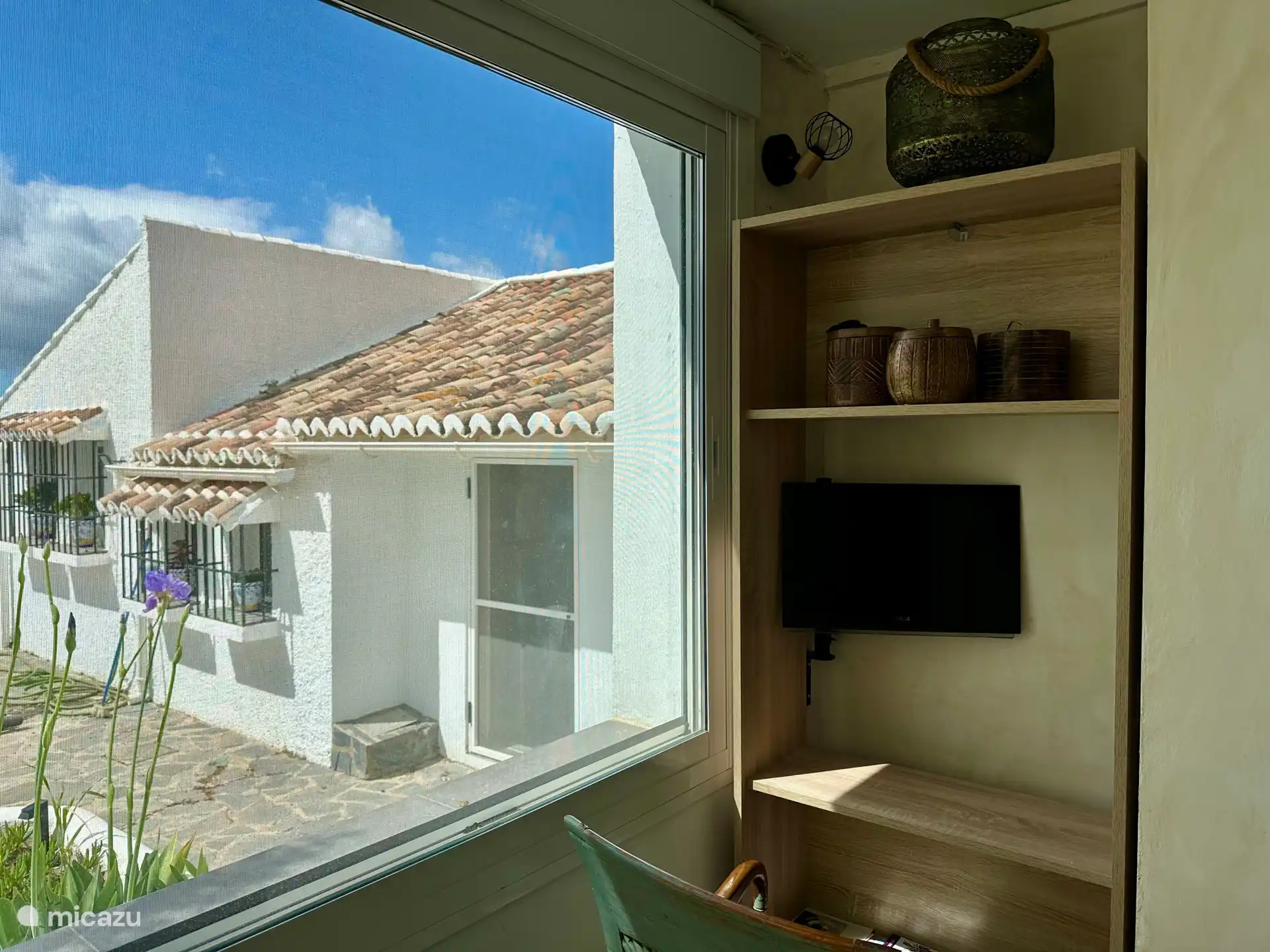 Kleiner Arbeitsplatz mit Blick auf den Haupteingang.