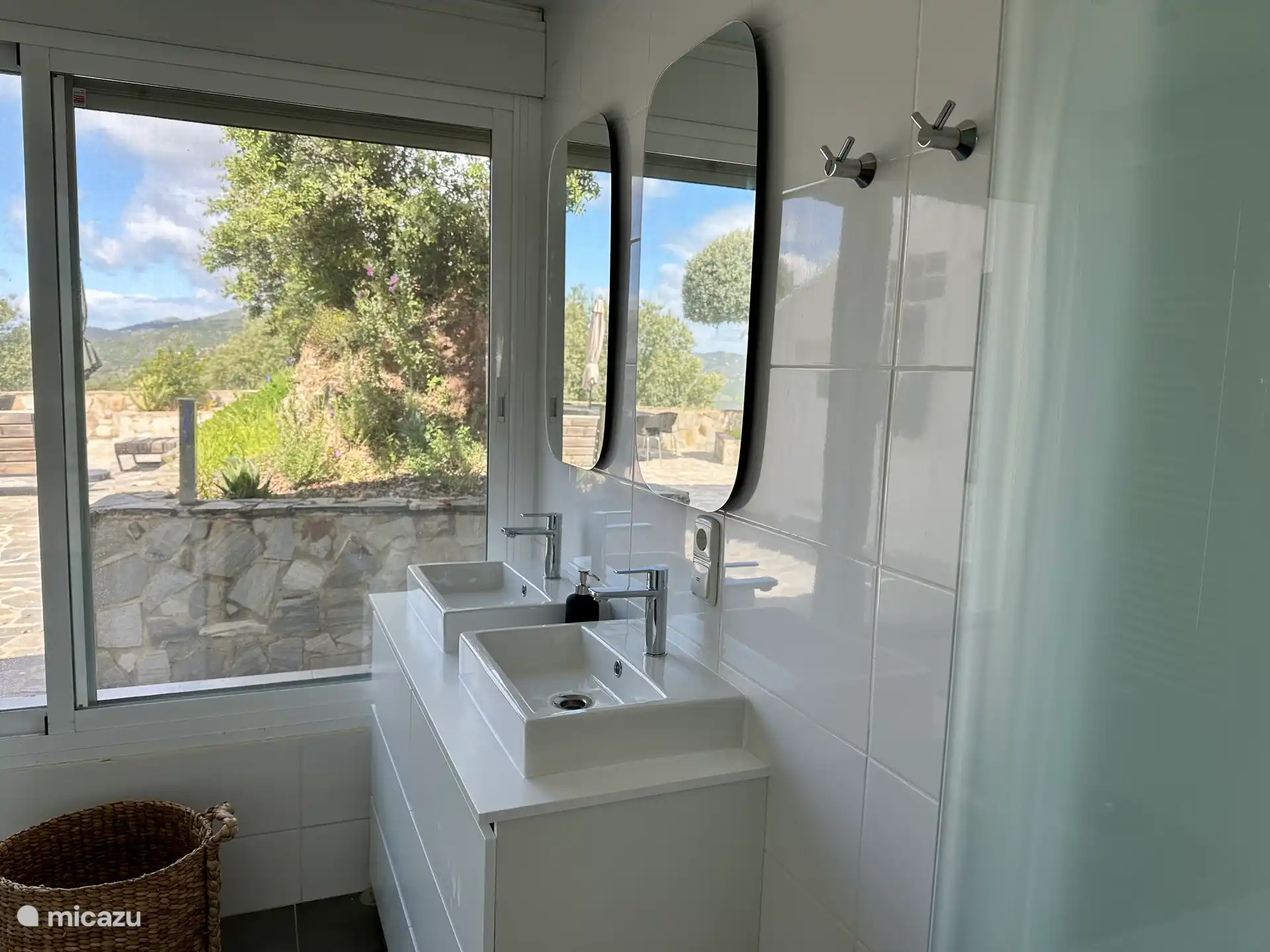 Badezimmer 1, mit Doppeldusche, Wäschekorb, 2 Spiegeln, Dusche, Handtuchheizung.