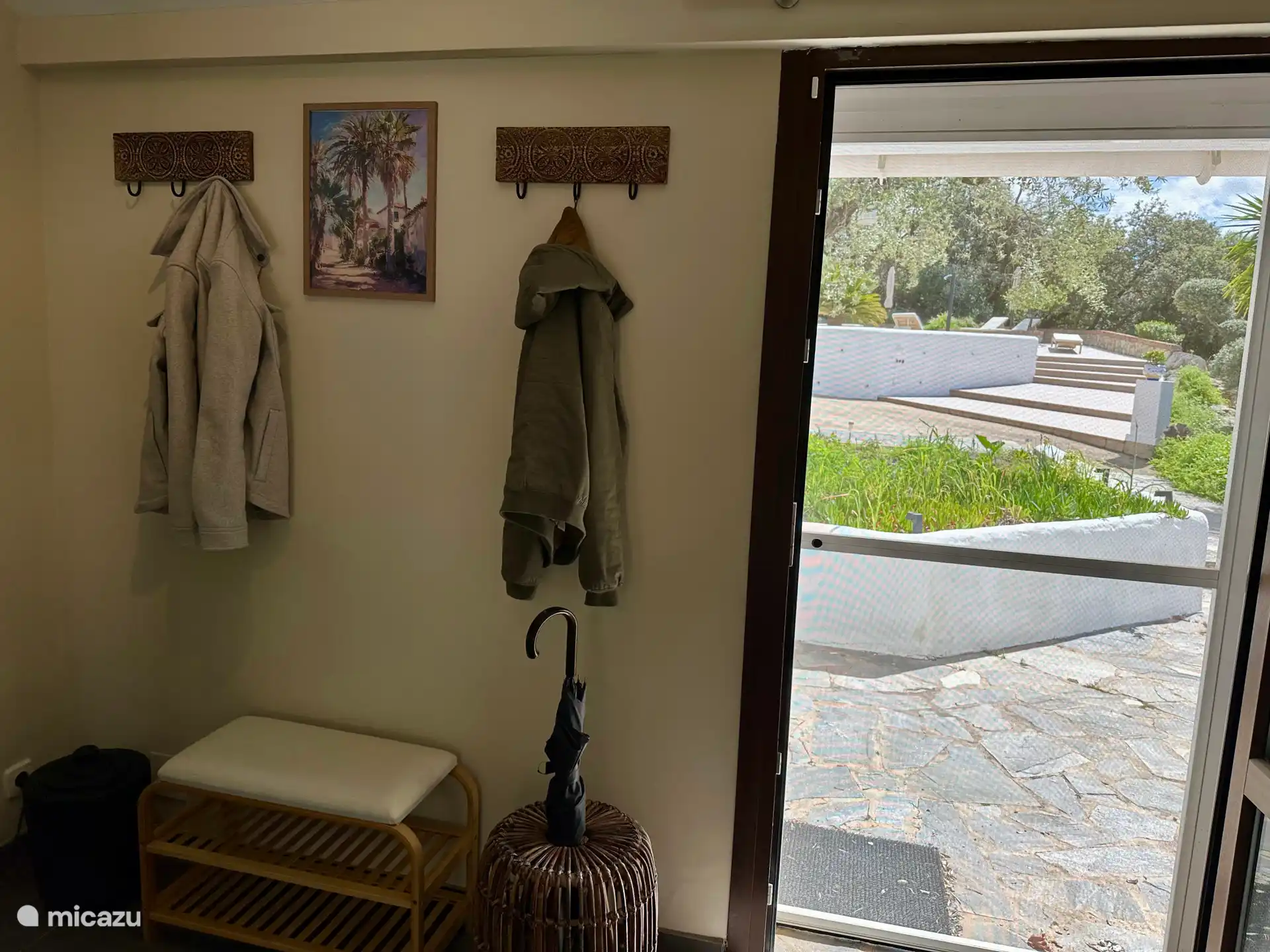 Haupteingang mit Garderobe und Schuhbank, riesigem Spiegel und amerikanischem zweitürigem Kühlschrank mit Gefrierfach.