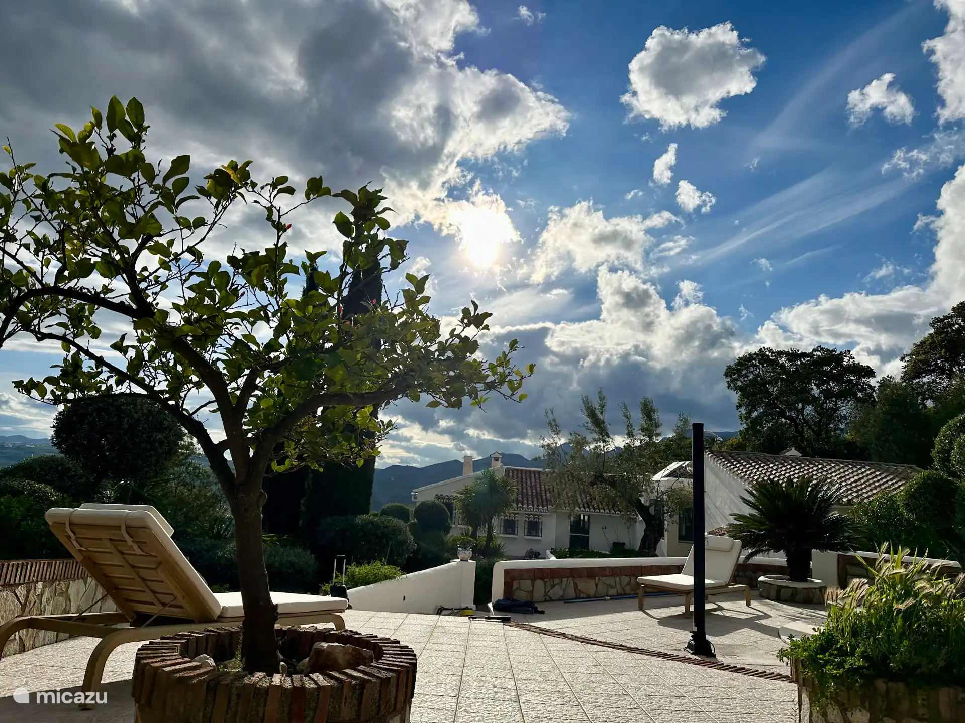 Blick vom Pool auf das Haus.