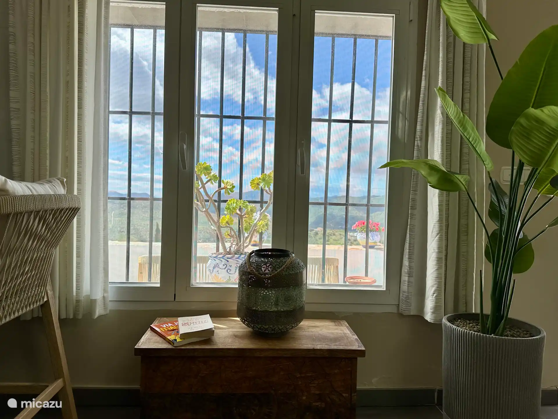 Box mit Heizdecken und Spielen