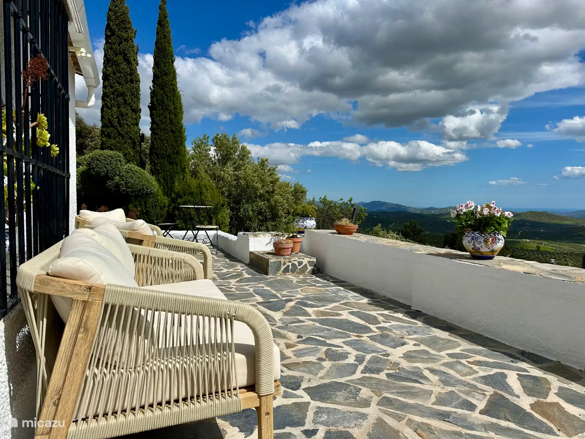 Liegestühle mit Fernblick auf das Meer.