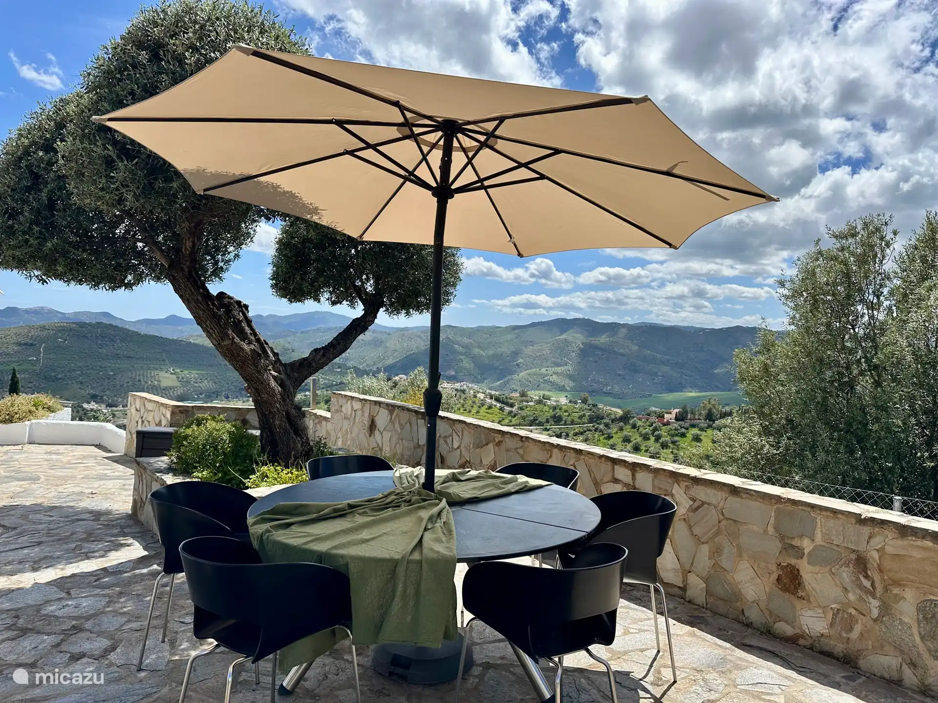 Esstisch an der Seite des Hauses, an der Seite von Schlafzimmer 3. 