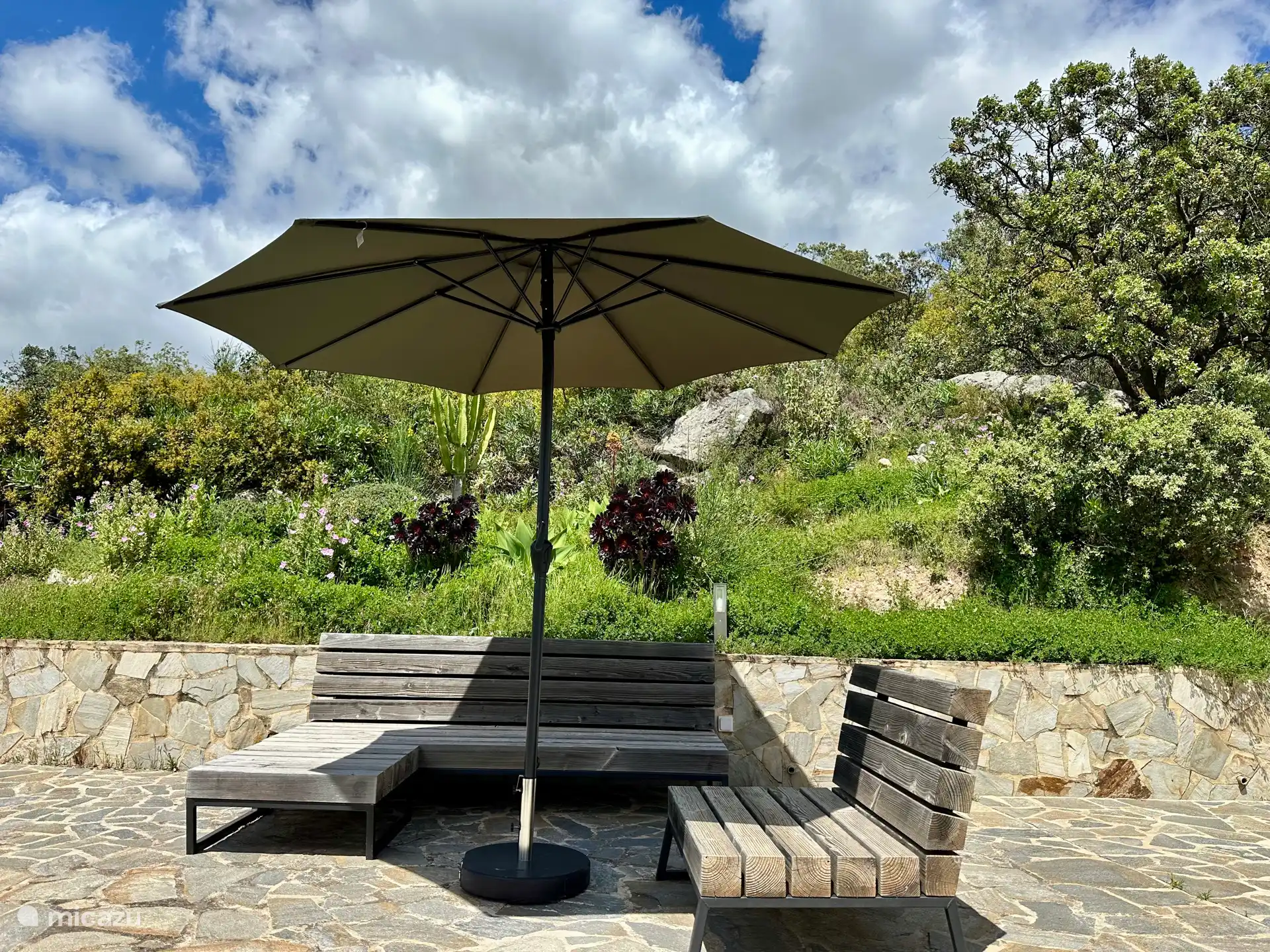 Lounge-Set neben dem Esstisch an der Seite des Hauses.
Schöner Ort zum windstillen Entspannen.