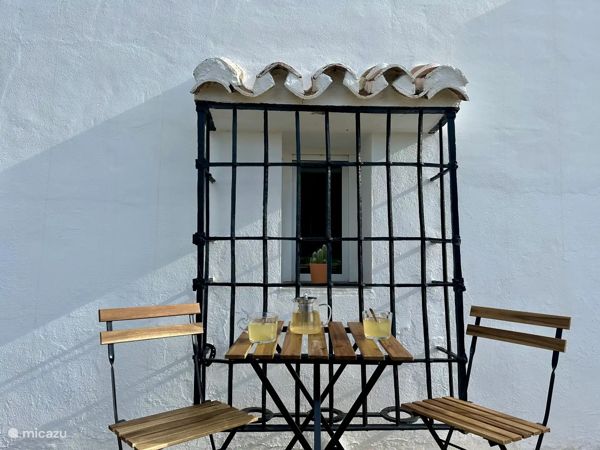 Sitzbereich an der Vorderseite des Hauses.