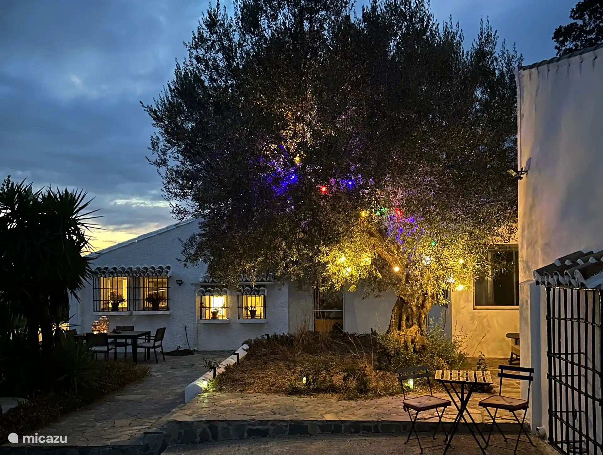 Vor dem Haus mit dem Haupteingang am Abend.