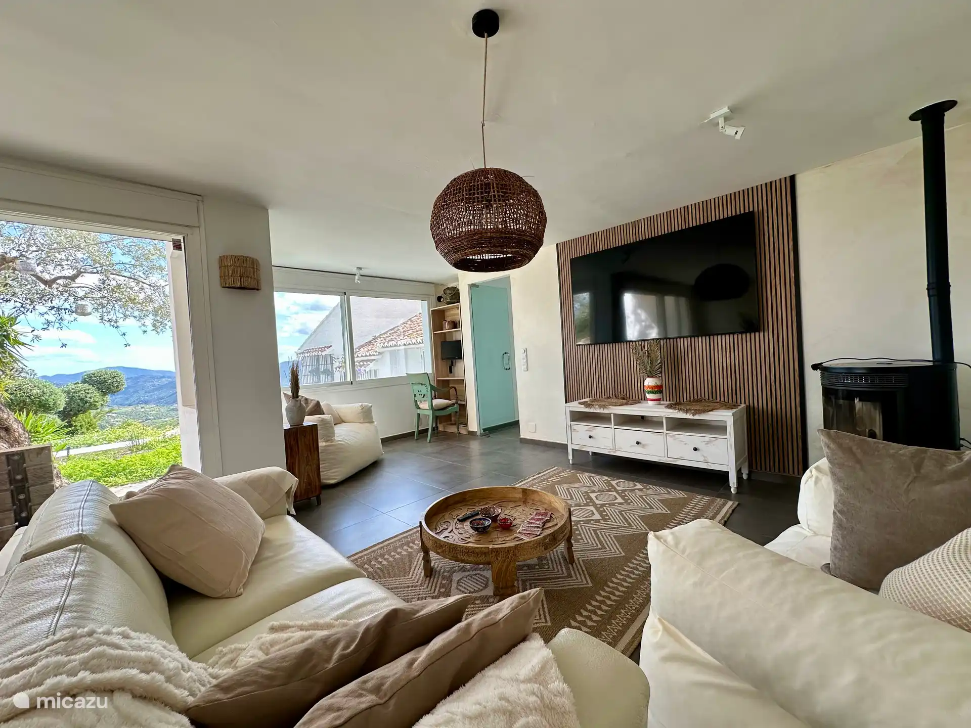 Wohnzimmer/Lounge mit großem TV, Pelletofen, Klimaanlage, kleinem Arbeitsplatz, genügend Sitzgelegenheiten für 6 Personen