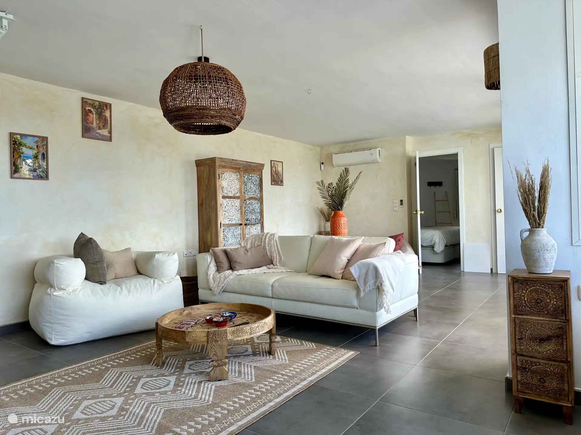 Wohnzimmer von der anderen Seite mit Blick auf die 2 angrenzenden Schlafzimmer.