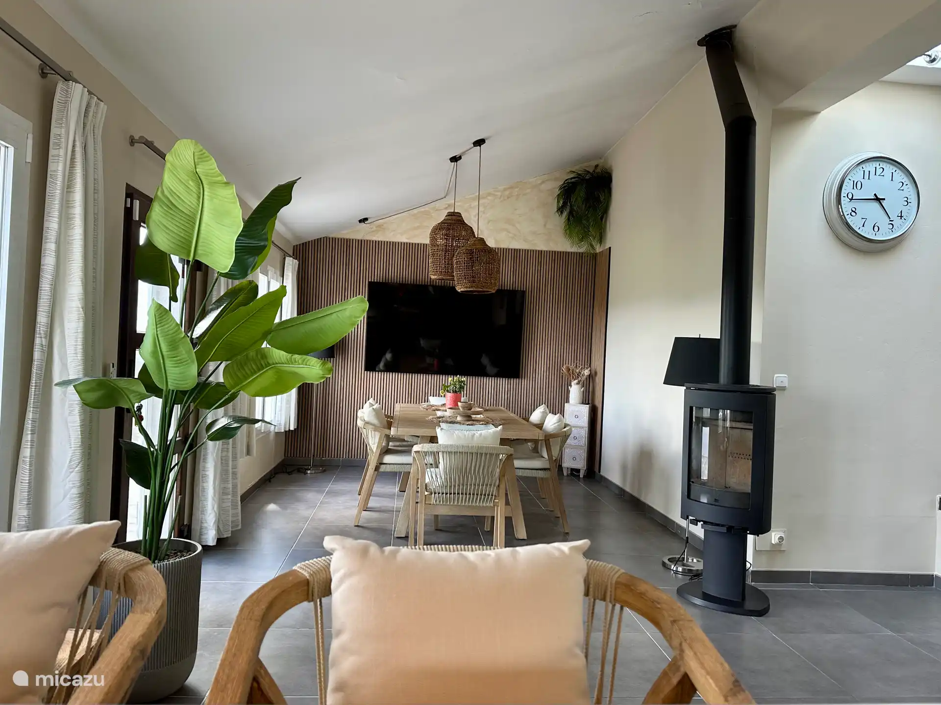 Esstisch mit 6 Stühlen, 2 Stühle können aus der Leseecke hinzugefügt werden, mit großem Smart-TV und toller Aussicht.