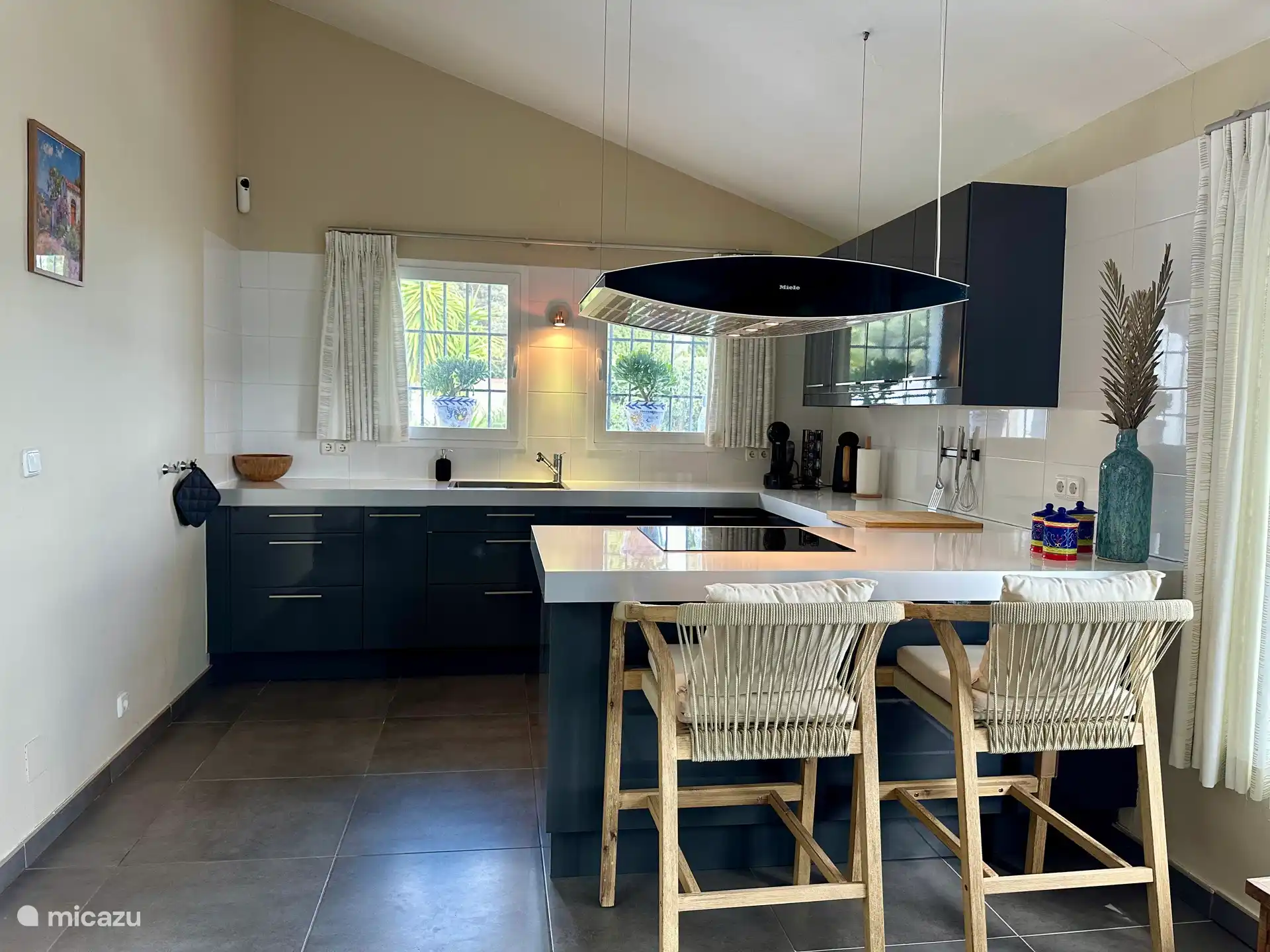 Küche mit Mini-Frühstücksbar, Backofen, Elektroherd, Dunstabzugshaube, Geschirrspüler, Teekocher, Dulce Gusto Kaffeemaschine, Mixer, Küchenmaschine, etc. etc.