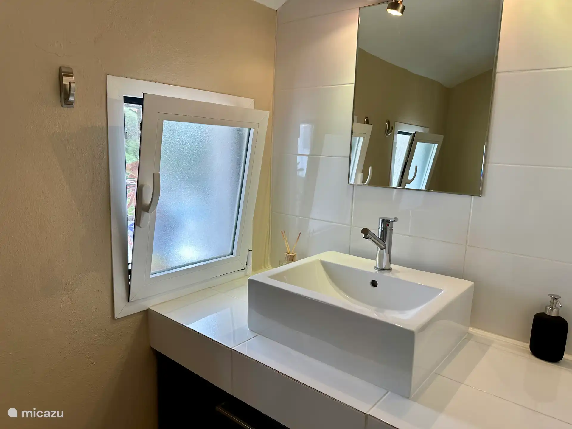 Badezimmer 2, mit Waschbecken, Dusche, Handtuchheizung und WC.