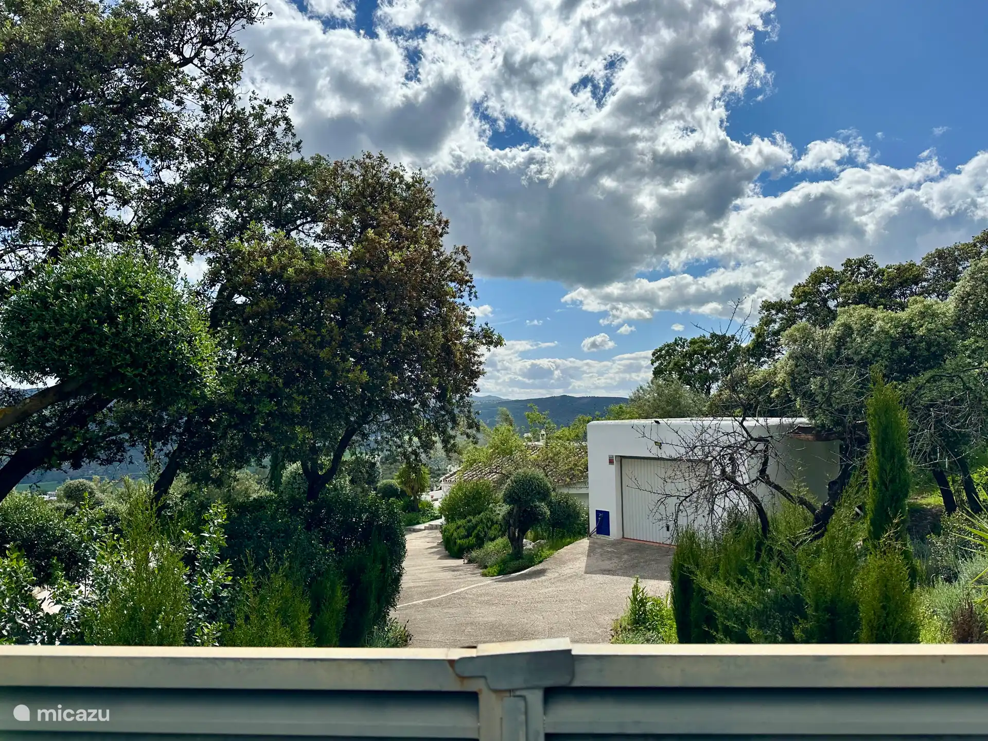 Blick vom Tor auf das Haus. Es ist sowieso Platz für 1 Auto. 2 Autos, wenn Sie das 1. neben der Garage parken.