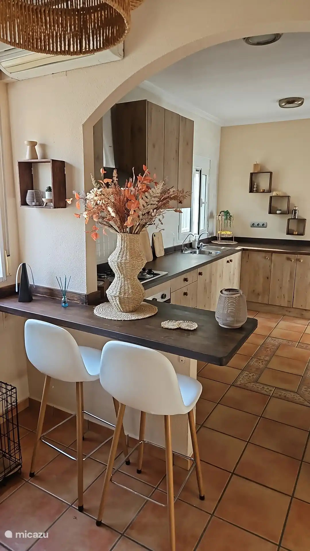 Sehr komplette und geräumige Küche mit Bar