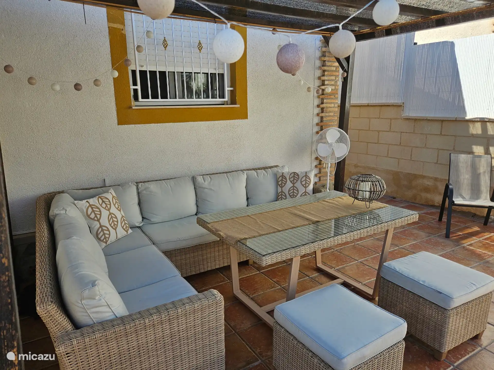 Bequemes Lounge-Sofa mit Außenbeleuchtung