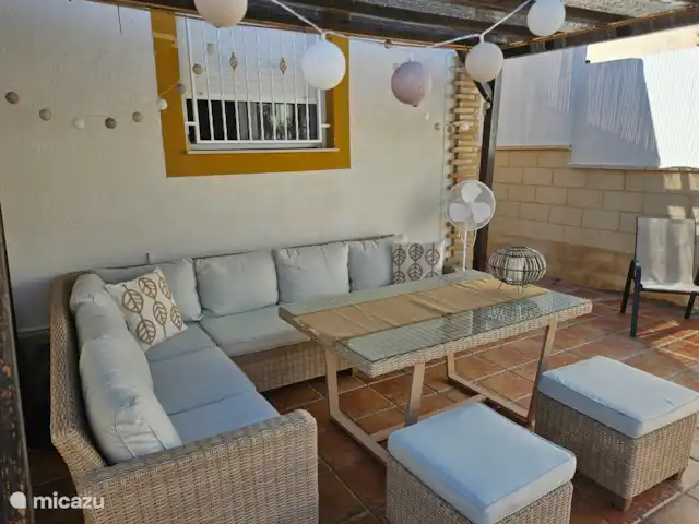 villa huren in Spanje, Costa Blanca, Polop – Casa Rita Blanca Comfortabele loungebank met buitenverlichting