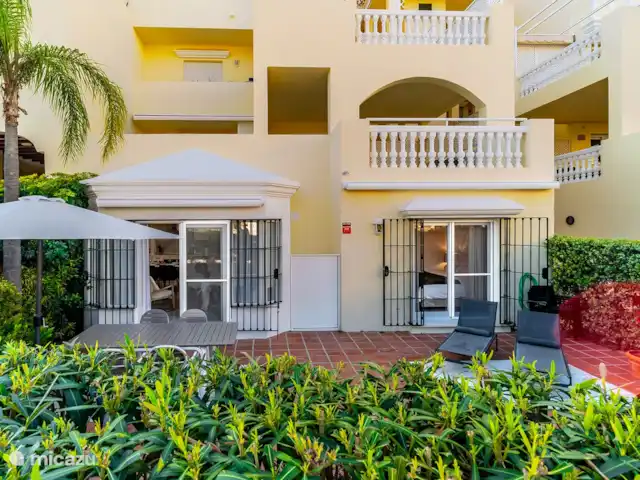 Bliss en bord de mer à Marbella | Espagne, Costa del Sol, Málaga - appartement jardin privé avec table à manger, parasol, 2 x chaises longues et ombrage électrique