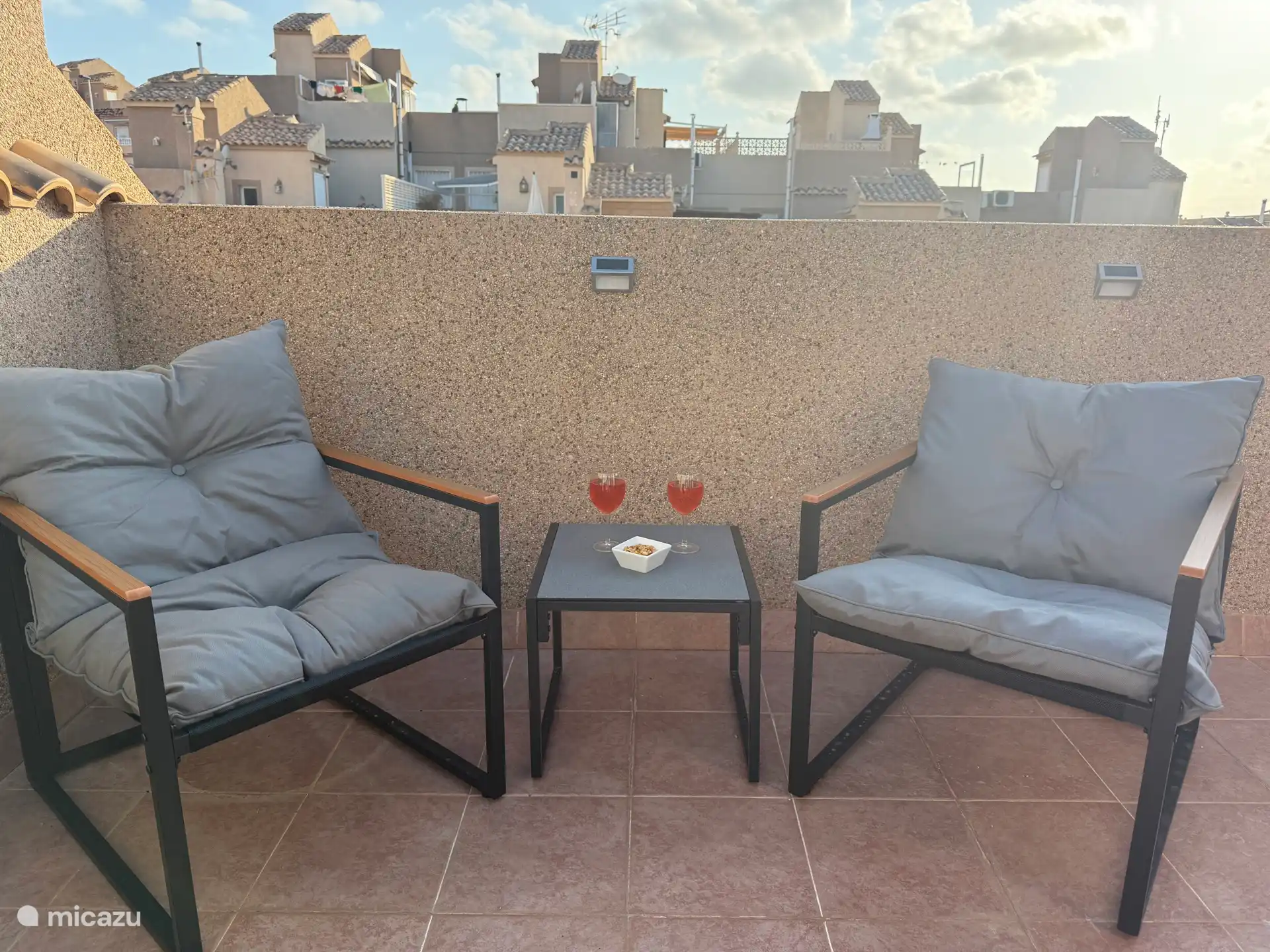 2 nice lounge chairs on the roof terrace 