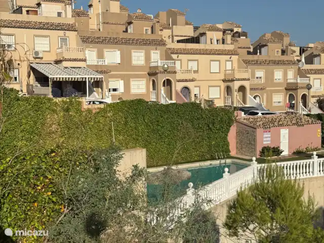 La Brisa Azul | Espagne, Costa Blanca, Gran Alacant - Santa Pola - maison de vacances Vue latérale de la piscine et du paysage de rue