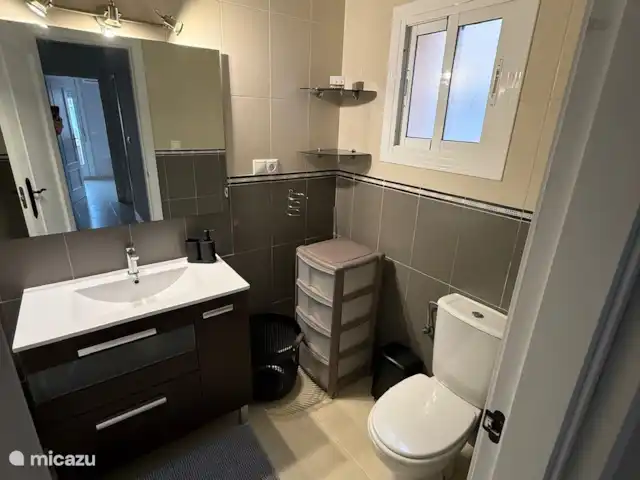 La Brisa Azul | Espagne, Costa Blanca, Gran Alacant - Santa Pola - maison de vacances Salle de bain à l’étage, avec baignoire, douche, toilettes, lavabo, sèche-cheveux, chauffage de salle de bain.