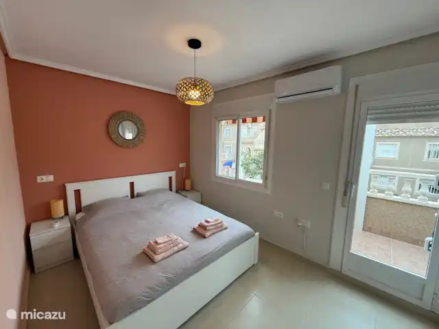 La Brisa Azul | Espagne, Costa Blanca, Gran Alacant - Santa Pola - maison de vacances Chambre « Terra », située au 1er étage. Dispose d’un lit double (160x200), d’une armoire intégrée et de la climatisation. Dispose également d’un petit balcon.