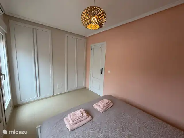 La Brisa Azul | Espagne, Costa Blanca, Gran Alacant - Santa Pola - maison de vacances Paquet de linge et armoires encastrées avec beaucoup d’espace. dispose de cintres, d’une étagère et d’une commode