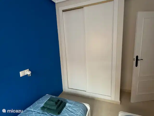 La Brisa Azul | Espagne, Costa Blanca, Gran Alacant - Santa Pola - maison de vacances Armoires encastrées avec beaucoup d’espace. dispose de cintres, d’une étagère et d’une commode