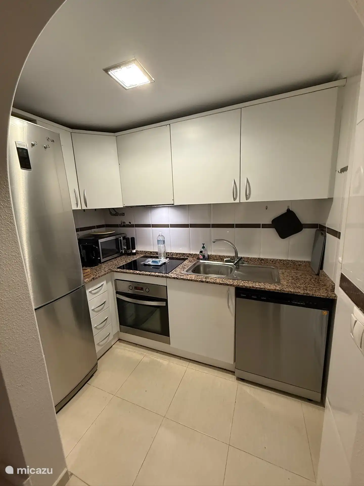 Fully equipped kitchen. Induction hob, fridge / freezer, microwave, dishwasher, nespresso machine with milk frother, oven, kettle, spices, extensive crockery (also for children) and cutlery.