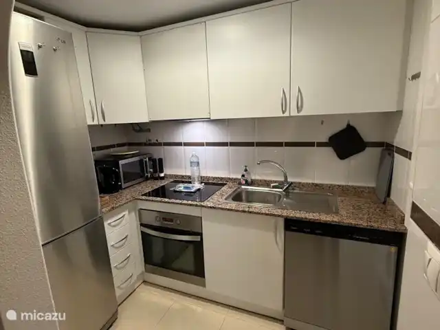 La Brisa Azul | Espagne, Costa Blanca, Gran Alacant - Santa Pola - maison de vacances Cuisine entièrement équipée. Plaque à induction, réfrigérateur / congélateur, micro-ondes, lave-vaisselle, machine nespresso avec mousseur à lait, four, bouilloire, épices, vaisselle abondante (également pour les enfants) et couverts.
