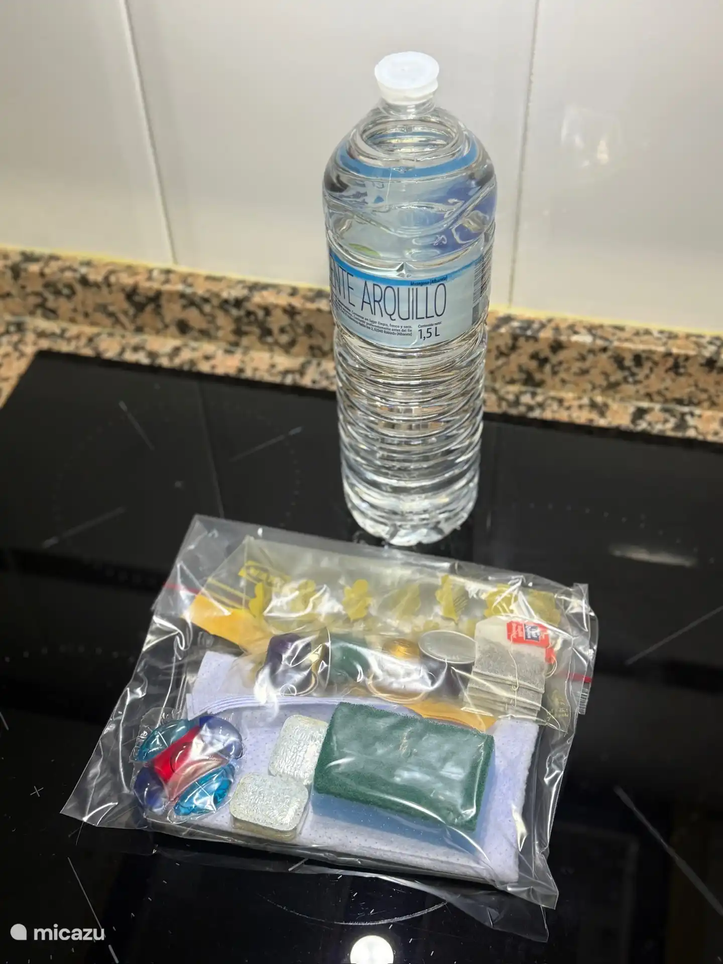 A carefree start to your stay with this handy starter pack.
Bottle of water, 1 dishcloth, 1 scouring sponge, 2 dishwasher tablets, 1 washing machine pod, 4 tea bags, 4 nespresso cups.