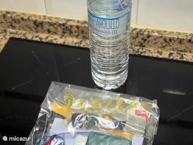 La Brisa Azul | Espagne, Costa Blanca, Gran Alacant - Santa Pola - maison de vacances Commencez votre séjour sans soucis avec ce pack de démarrage pratique.
Bouteille d’eau, 1 torchon, 1 éponge à récurer, 2 pastilles pour lave-vaisselle, 1 dosette de lave-linge, 4 sachets de thé, 4 tasses Nespresso.
