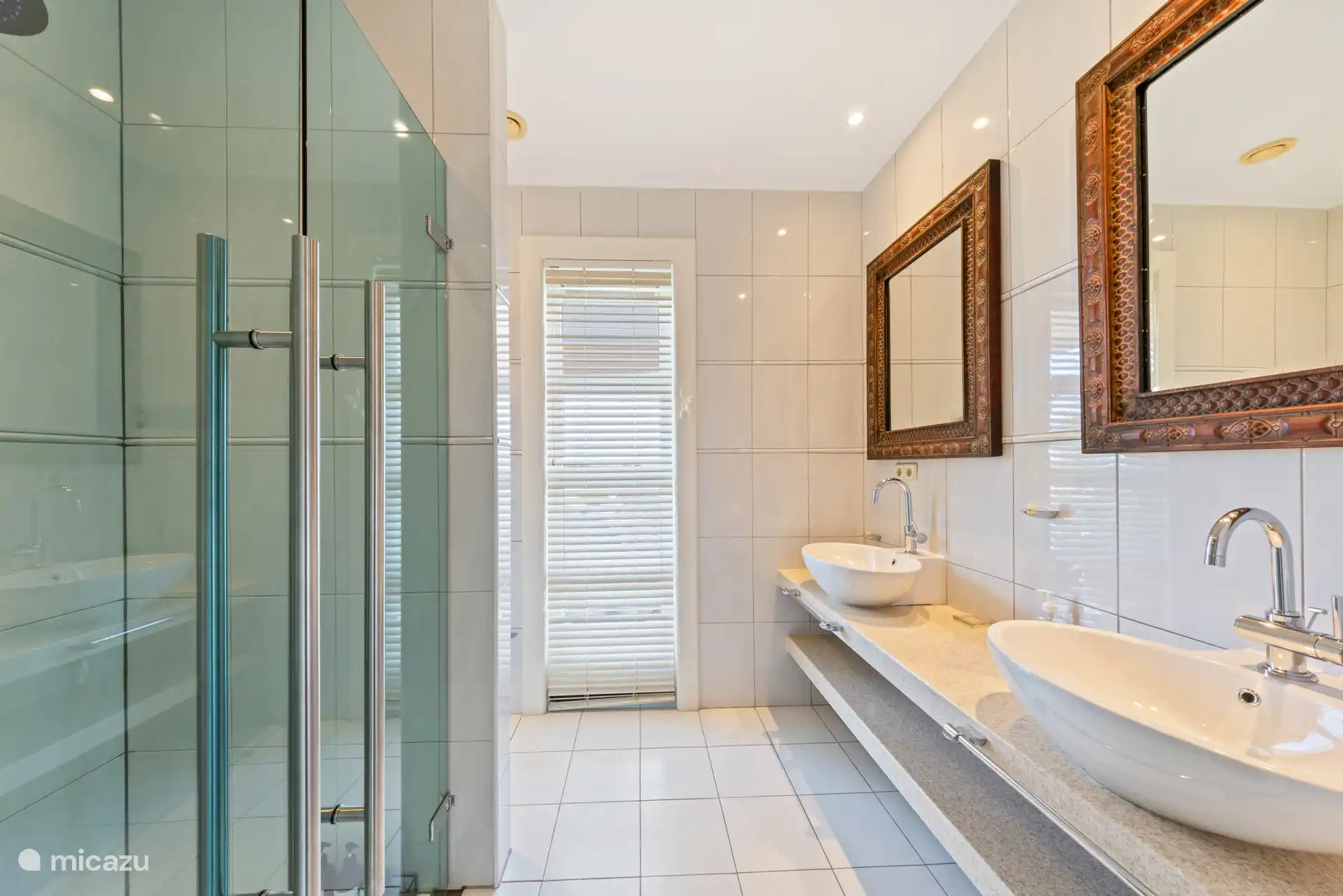 Ensuite Badezimmer des Hauptschlafzimmers.