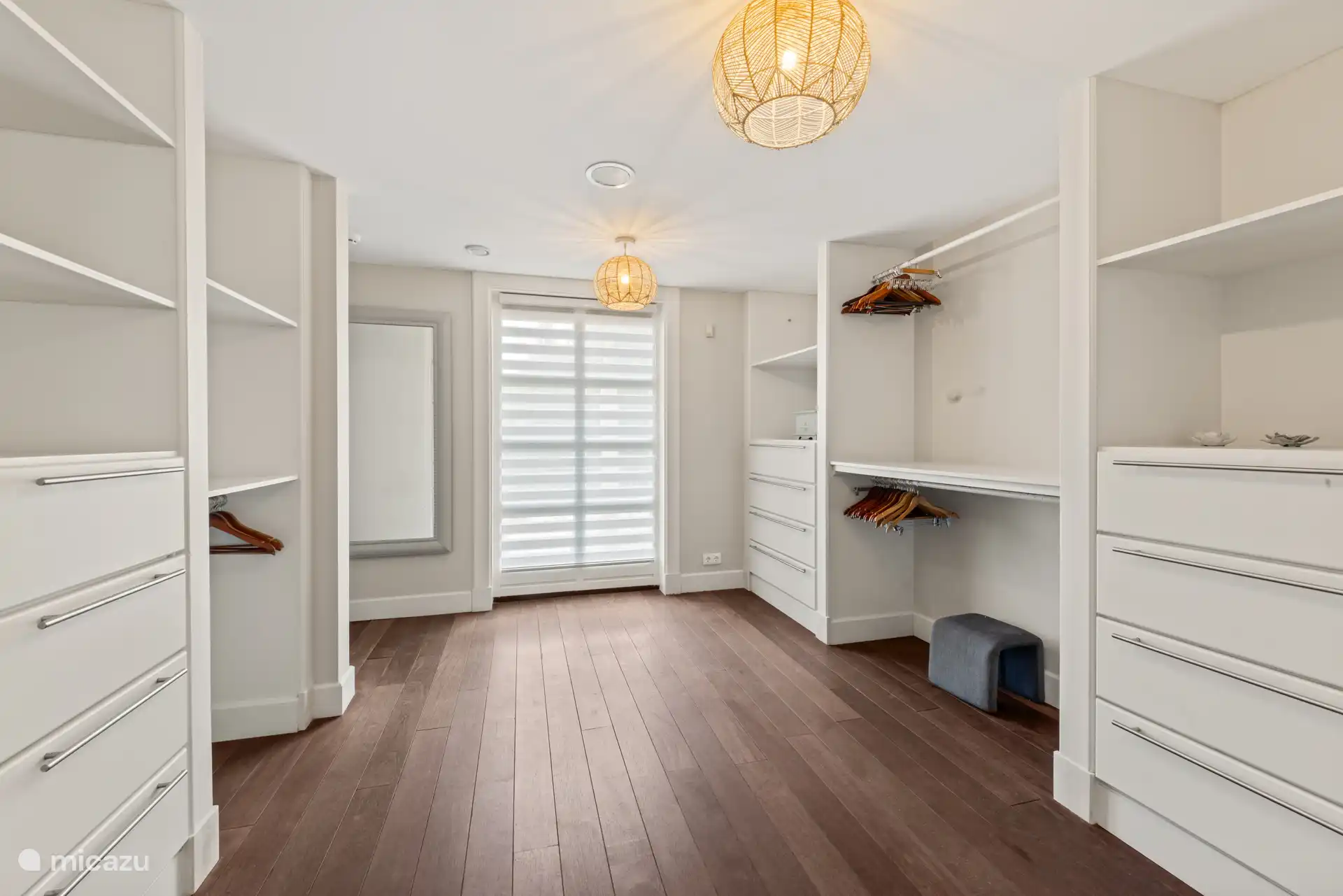 Zwei große begehbare Kleiderschränke stehen im Erdgeschoss der Villa zur Verfügung.