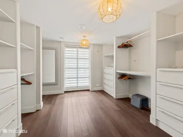 Villa Bella Vista - Brakkeput Abou | Curaçao, Banda Ariba (est), Brakkeput Abou - villa Deux grands dressings disponibles au rez-de-chaussée dans la villa.