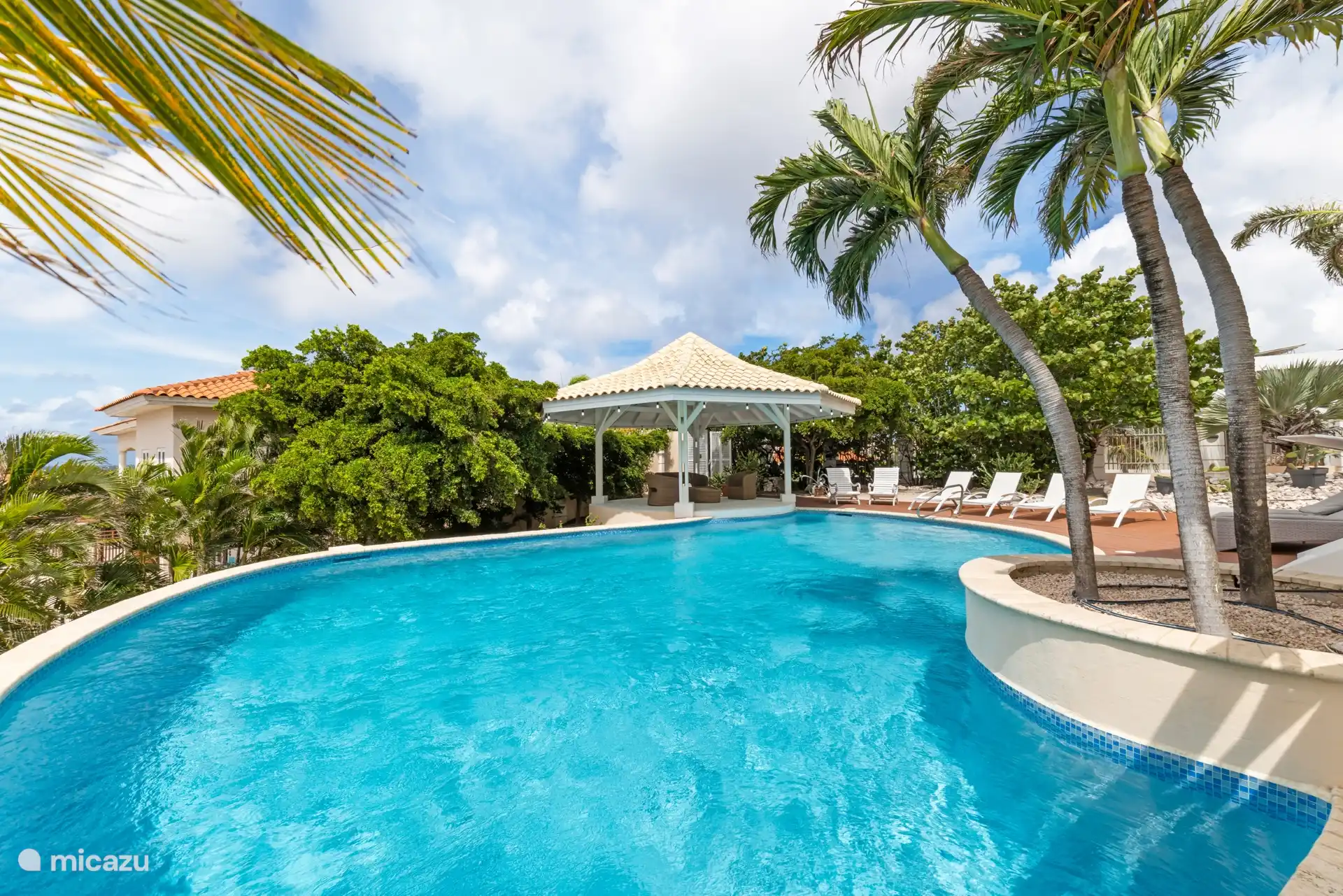 Großer privater Pool.