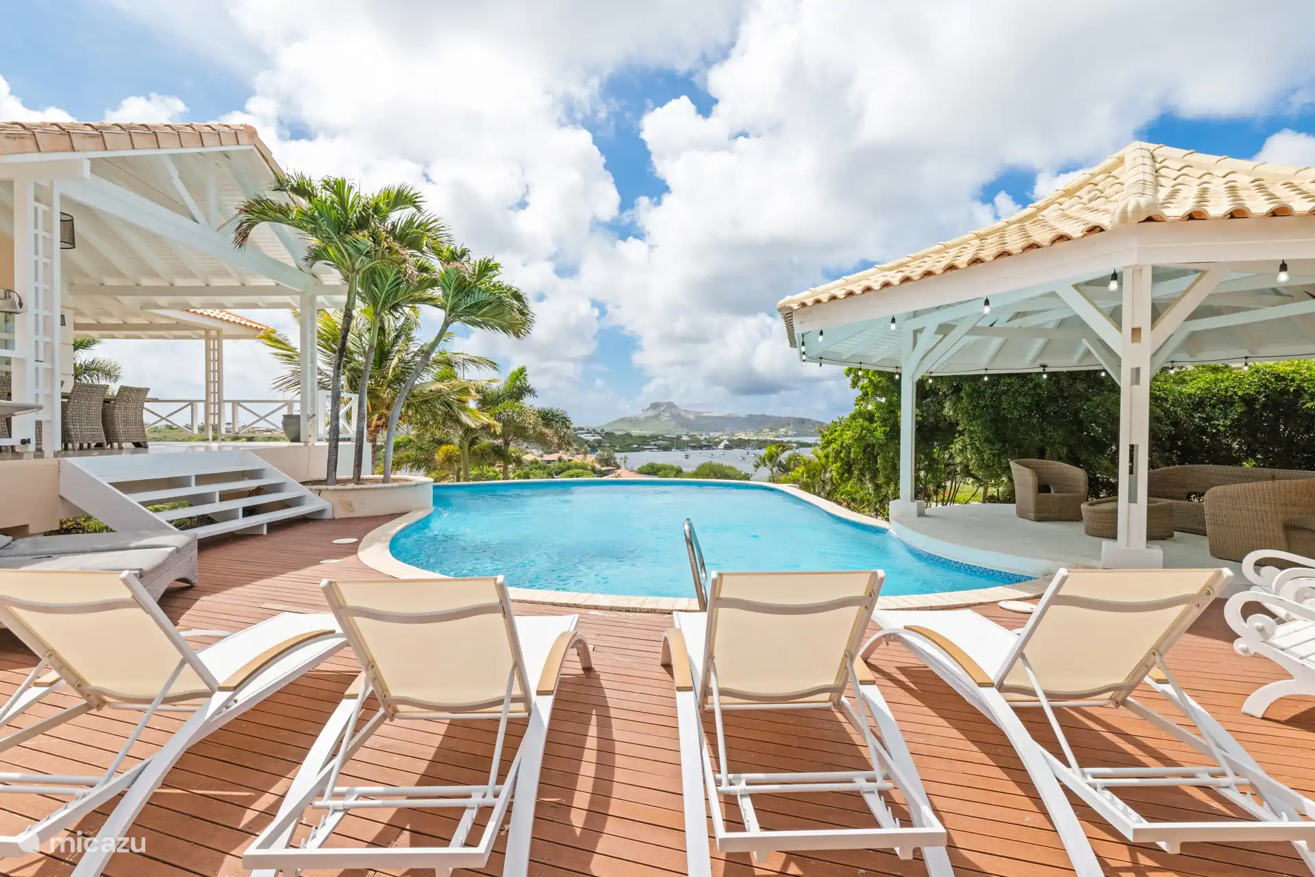 Ihr eigener privater Pool mit einem schönen Blick auf das spanische Wasser und schönen Sonnenliegen.