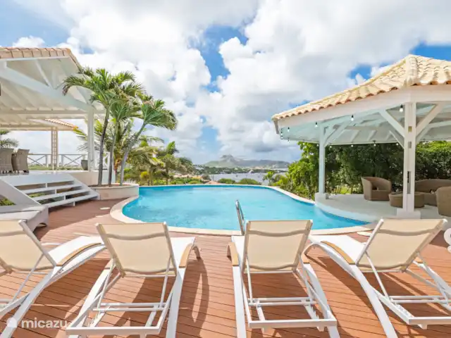 Villa Bella Vista - Brakkeput Abou | Curaçao, Banda Ariba (est), Brakkeput Abou - villa Votre propre piscine privée, avec une vue magnifique sur l’eau espagnole et de jolis transats.
