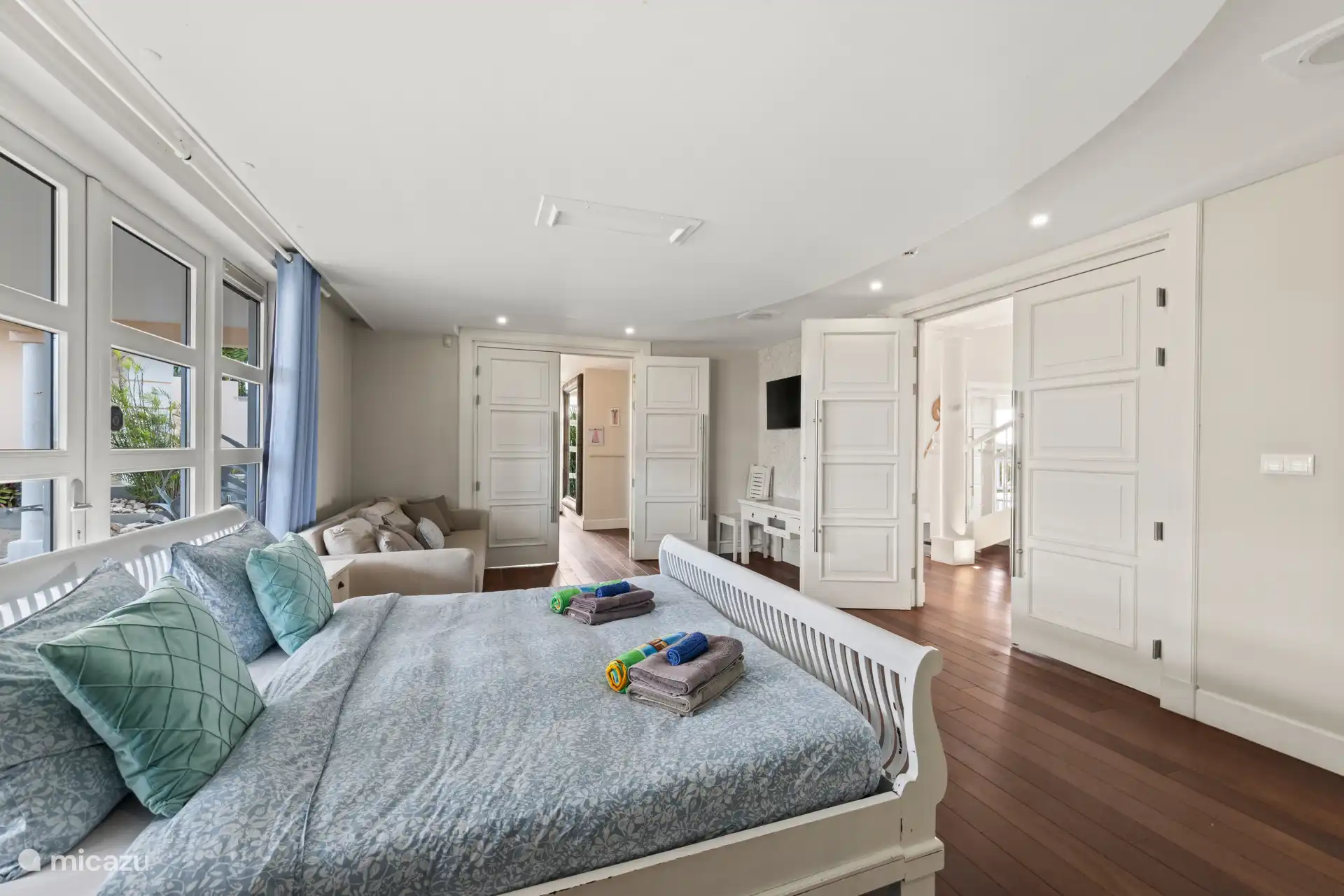 Geräumiges Schlafzimmer mit Kingsize-Bett.