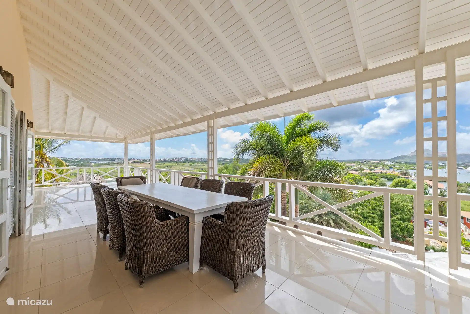 Genießen Sie Ihren Panoramablick auf das Spanish Water und den tropischen Garten. 