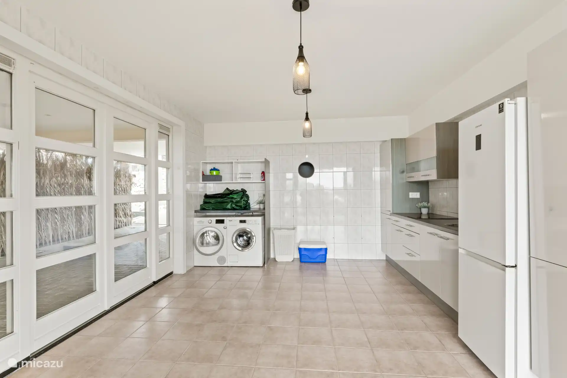 Praktische Küchenzeile mit Wäschemöglichkeiten, die sich neben den 3 Schlafzimmern im unteren Gartengeschoss befindet.